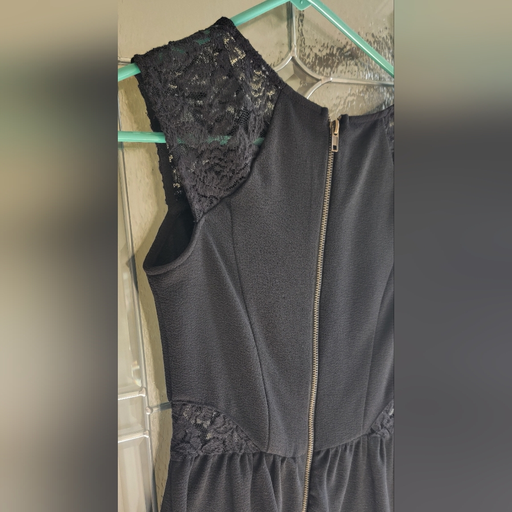 Black Dress with Lace Detail Juniors Size 3 - Picture 4 of 9